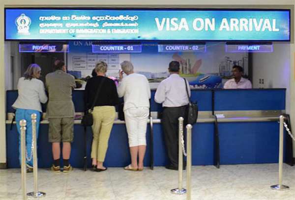 Люди у стойки Visa on arrival