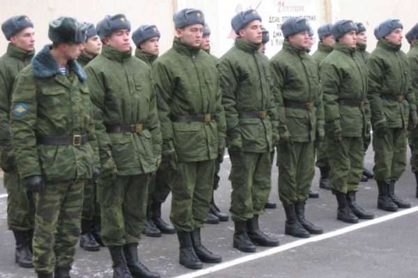 Солдаты стоят на плацу в две шеренги