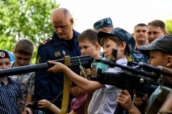 Дети и сотрудники МВД тренируются в стрельбе