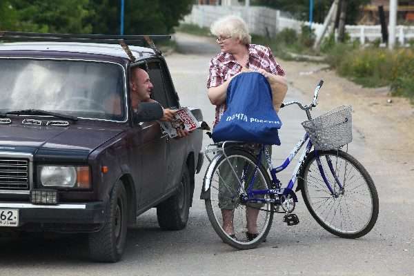 Почтальон с велосипедом