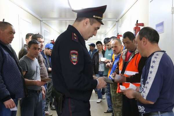 Проверка документов у мигрантов полицией