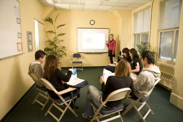 Студенты и преподаватель в аудитории