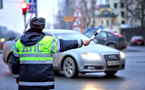 Сотрудник ГИБДД остановливает автомобиль